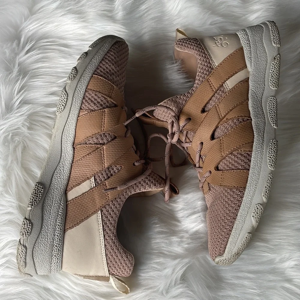 OTBT unison sneaker salmon blush EUC‎ Size 9